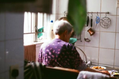 Elderly Woman's Shocking Hospital Experience: Left Waiting After Fall!